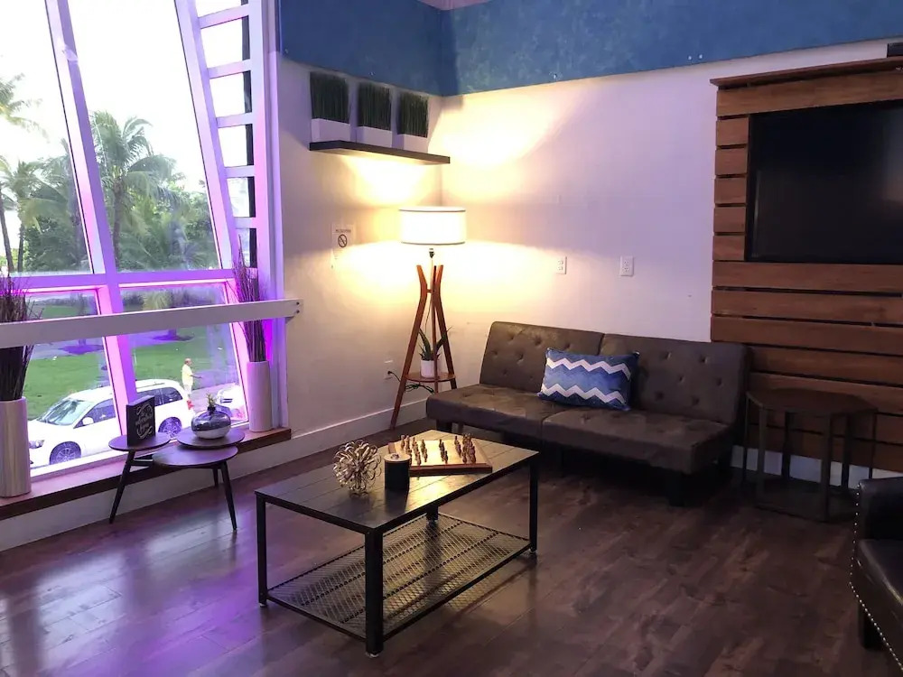 Deco Walk Hostel | Beach Club