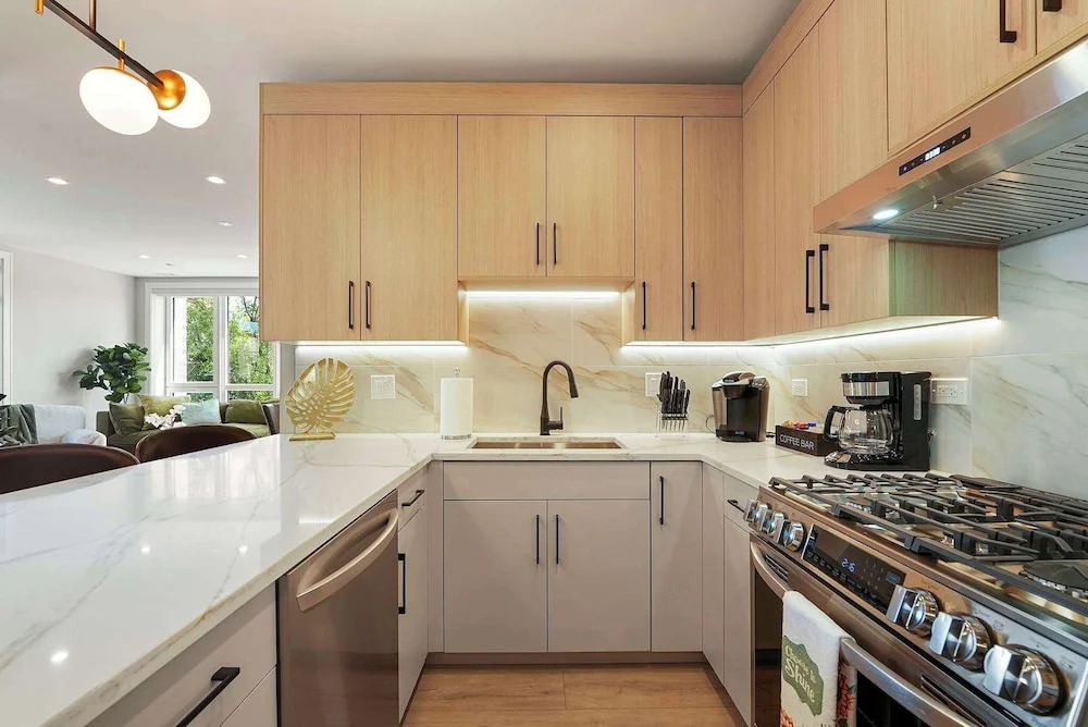Modern 2br2ba Condo Free Parking and Balcony