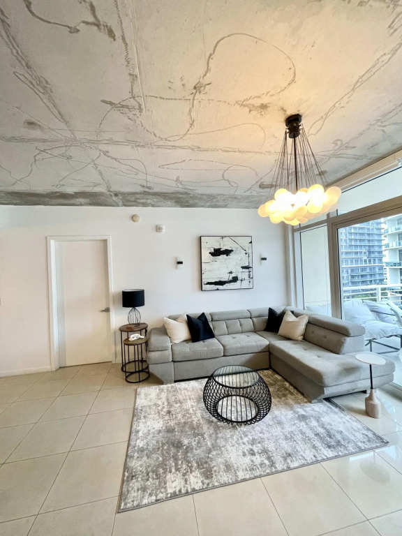 City Condo - In Midtown with pool and parking