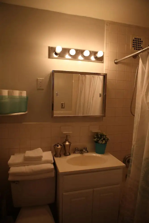 Cozy Central Park Pad Close To Trains & Shops!