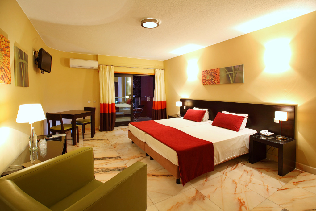 Topazio Vibe Beach Hotel & Apartments