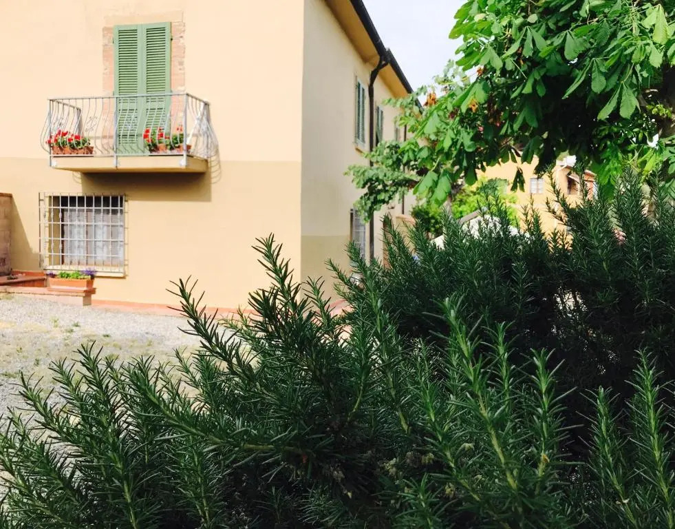Casetta Luna e Sole Vista Colline Toscane WiFi Ultra Giardino e Ricarica EV
