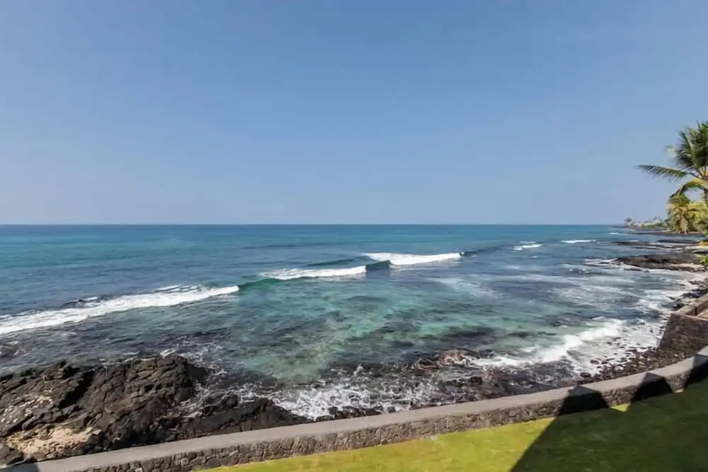 Banyan Tree Condo W/ Pool & Ocean Front!