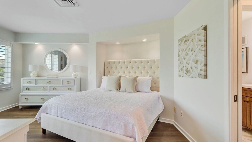 Oceanview Condo + Pool, Balcony & Beach Access 304 D Port O Call by Avantstay