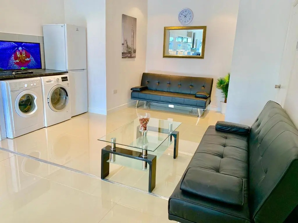 3 Bedrooms, 3 Baths, Spacious Lounge, Full Kitchen, Garden, Ground Floor, Free Parking