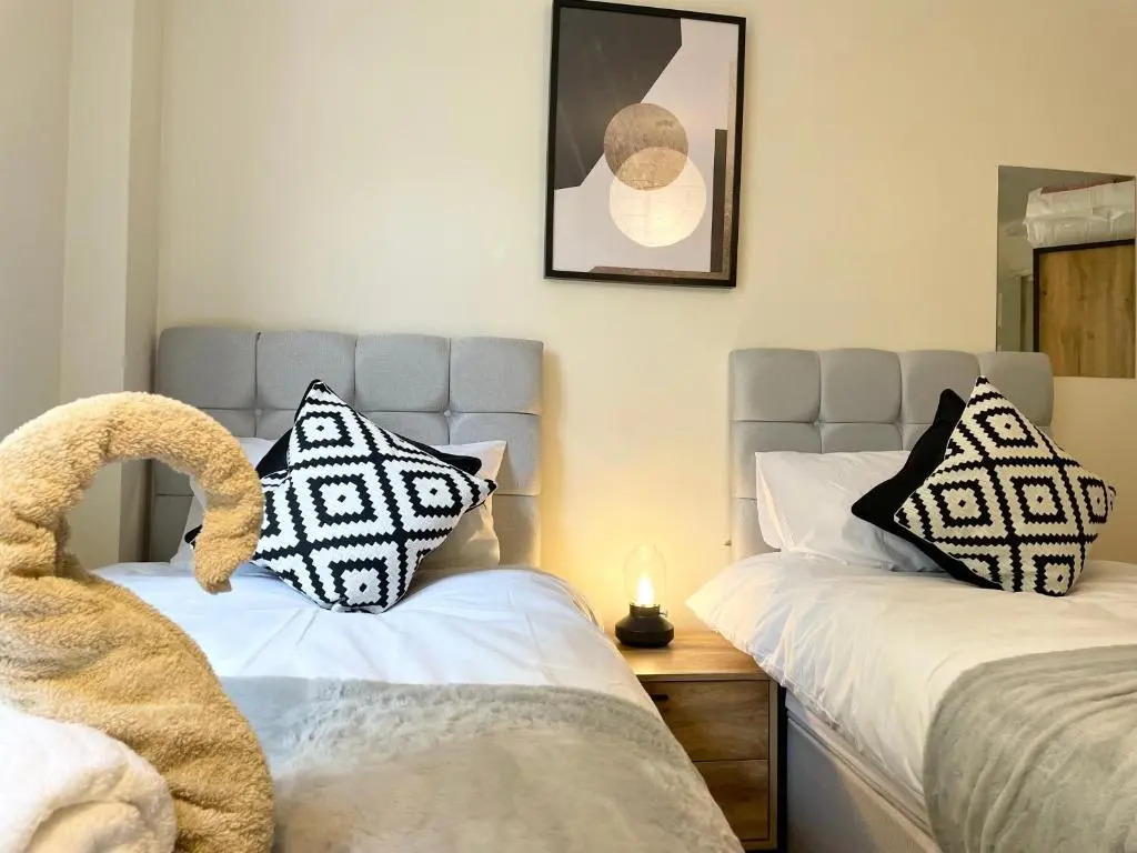 BEST PRICE - AMAZING 2 Bed 2 Bath - 4 Singles or Super King beds, 10 min walk to city centre, Smart Tv, Ensuite, Balcony, FREE PARKING