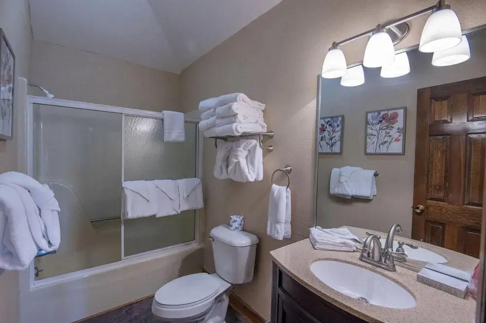 Crestview Estate By Heritage Cabin Rentals