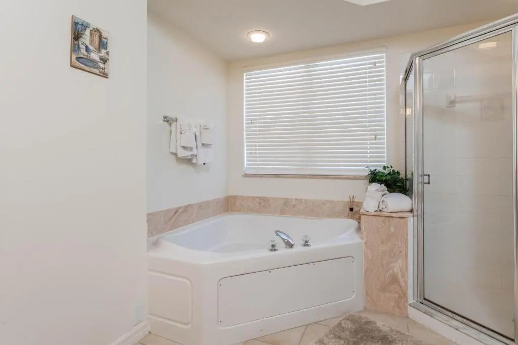Island Beach Club 304, 2 Bedrooms, Pool, Elevator, WiFi, Sleeps 6, Bay view