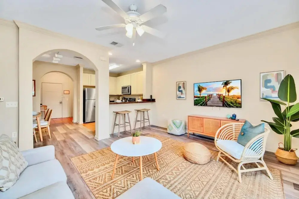Bright 3BR Condo With Pool and Hot Tub Close to Disney