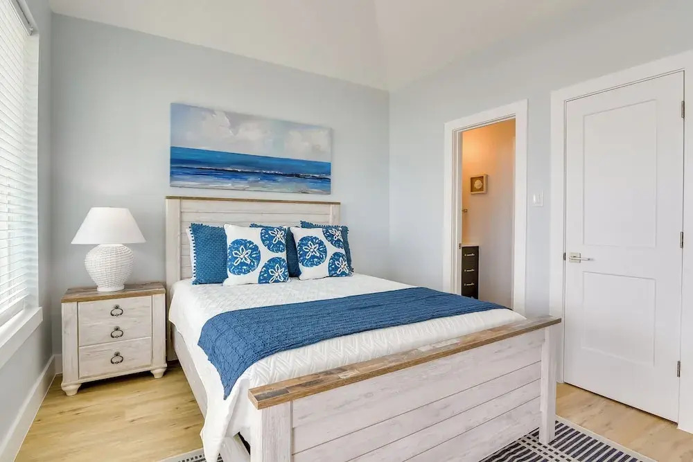 Steps to Beach: Vibrant House in Galveston!