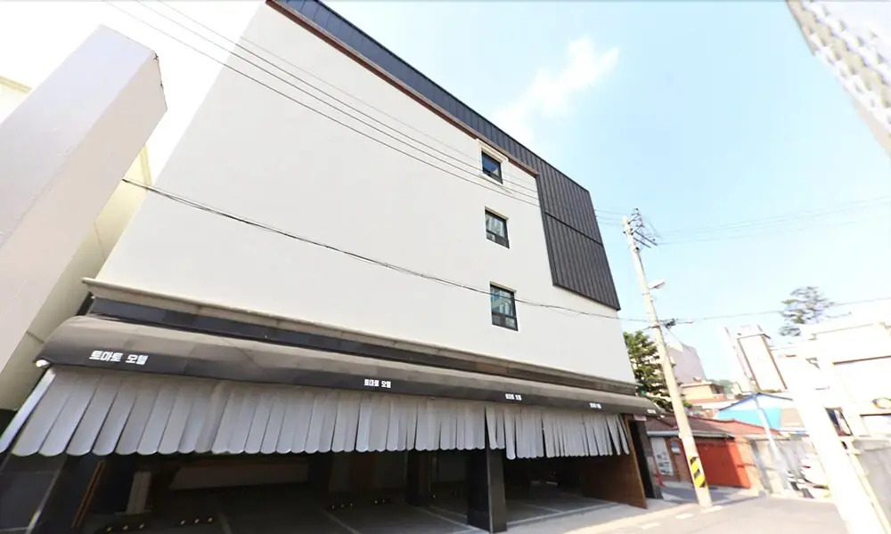Tomato Hotel