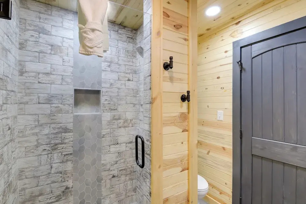 Hot Tub + Game Room: Seiverville Group Getaway
