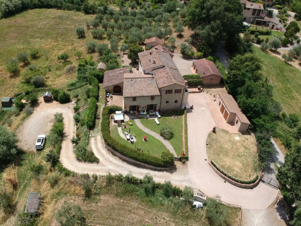 Wonderful house with hot tube and infinite view on Chianti 5 min drive form Siena-Cozy house