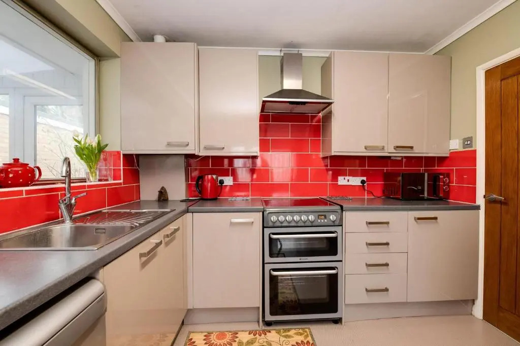 3 Bed Renovated Bungalow - 3 car or RV pkg - Garden