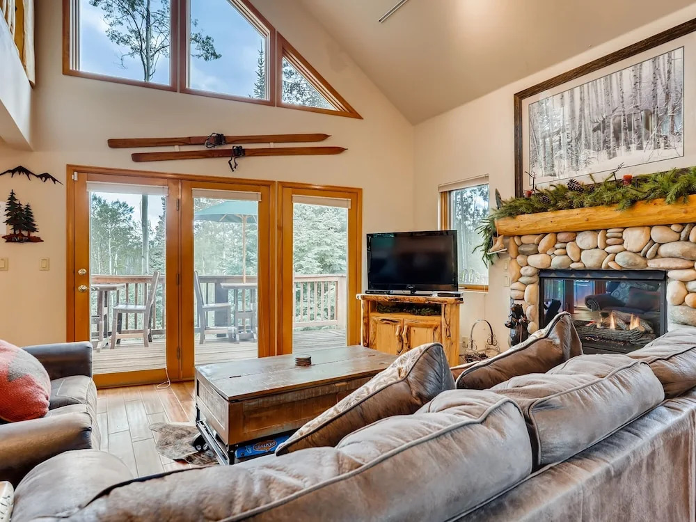New Listing! Columbine Rock Lodge W/ Hot Tub 4 Bedroom Home