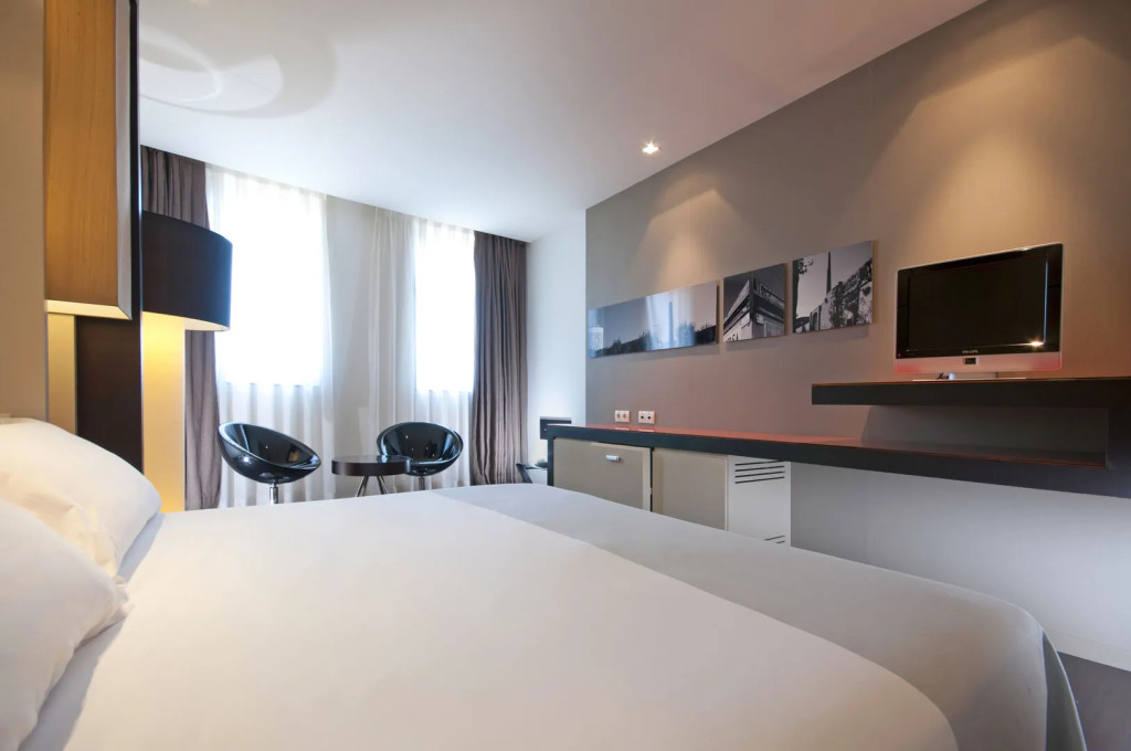 Отель Barcelona Condal Mar Affiliated by Meliá