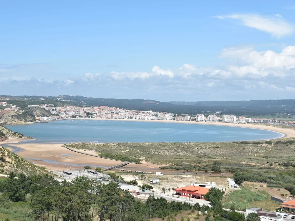 Villa in Foz do Arelho With Pool & Beach