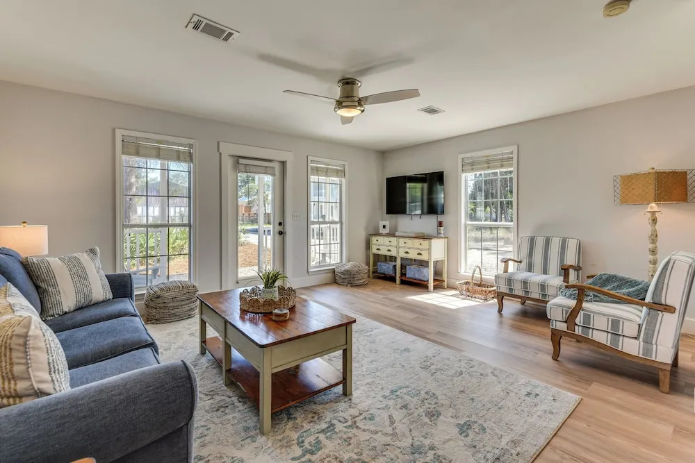 Walk to Ocean & Eats: Santa Rosa Beach Cottage