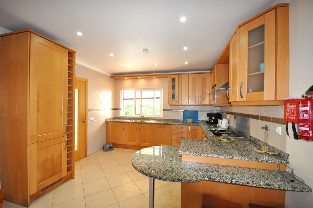 6 Bedrooms, Walking Distance to Amenities, Private Pool, Free AC and Wifi