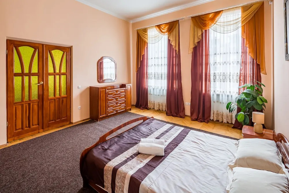 Three rooms in the center on Kulisha