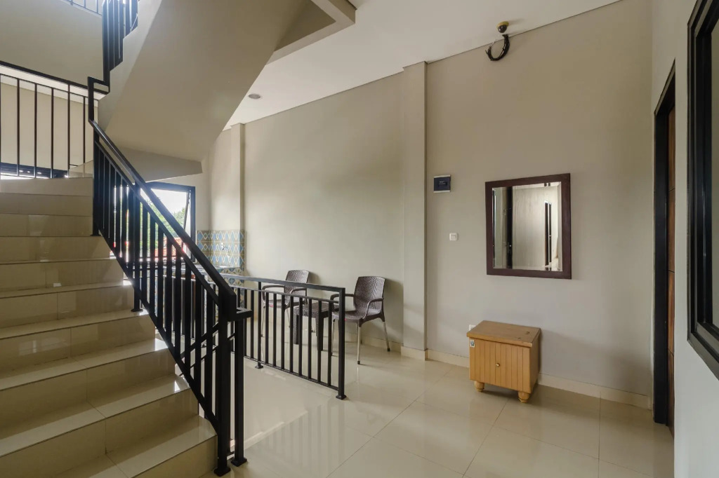 RedDoorz near Puri Indah Mall