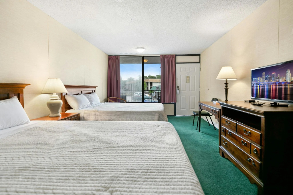 Candlewick Inn and Suites