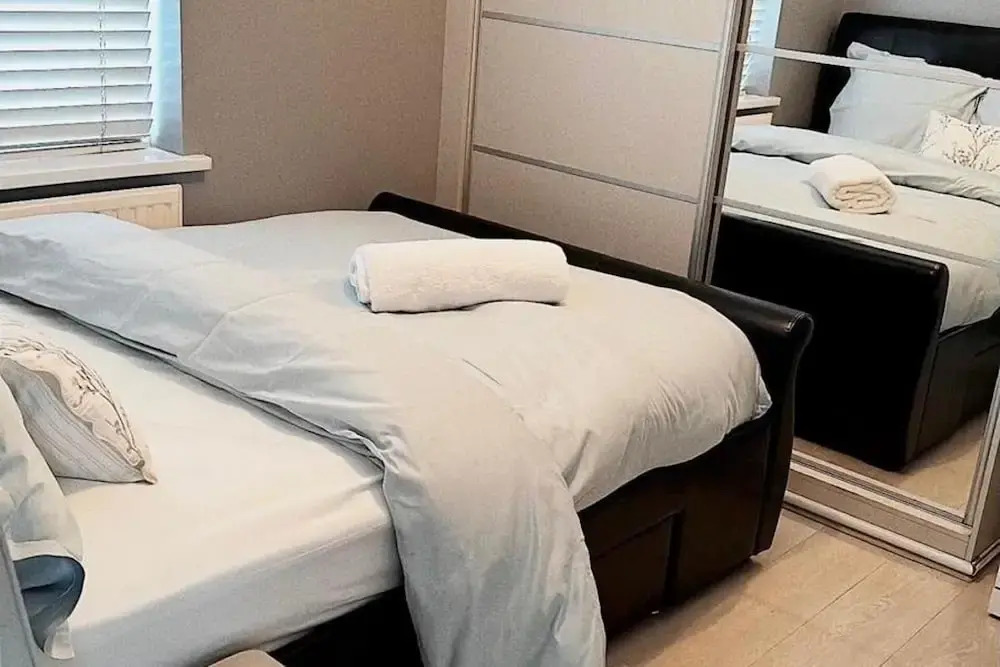 4 Bed House-garden-parking-15 min Elizabeth Line