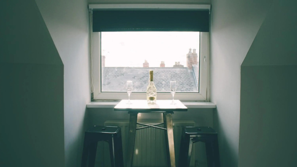 Find "DWELLCOME HOME Ltd" site for 10oo10 assurance from past guests - Huge 4 Bedroom Townhouse with 7 beds, 3 kings, 1 double, 2 singles, double sofa bed 100 Mbps broadband, free parking, Miles better than a hotel