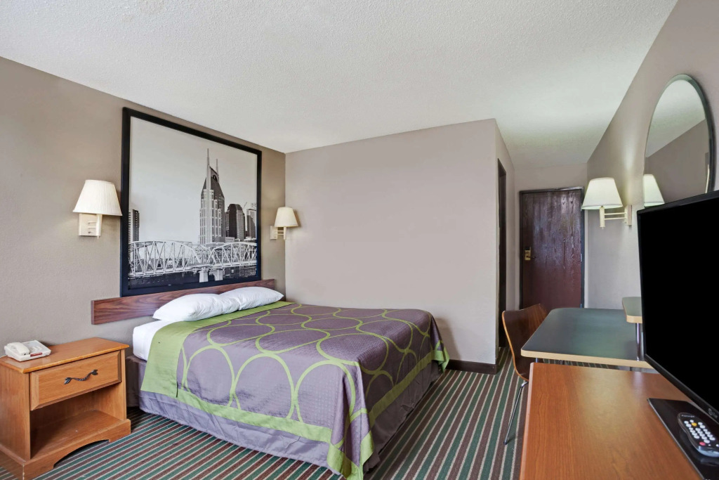 Super 8 by Wyndham Nashville/ Dntn/ Opryland Area