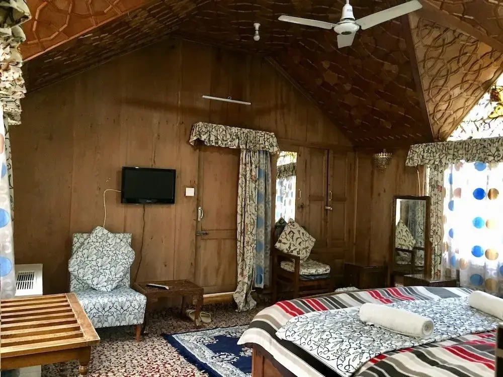 New Sea Palace Houseboats