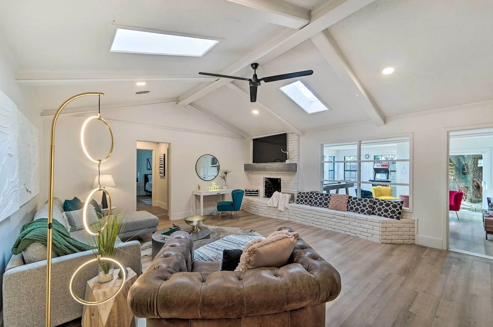 Luxurious Lubbock Home: Fire Pit, Outdoor TV!