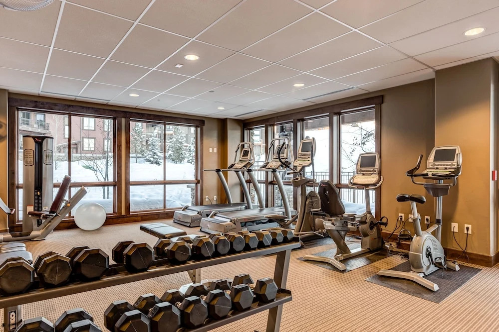 New Listing! Renovated Studio W/ On-site Gondola Studio Bedroom Condo