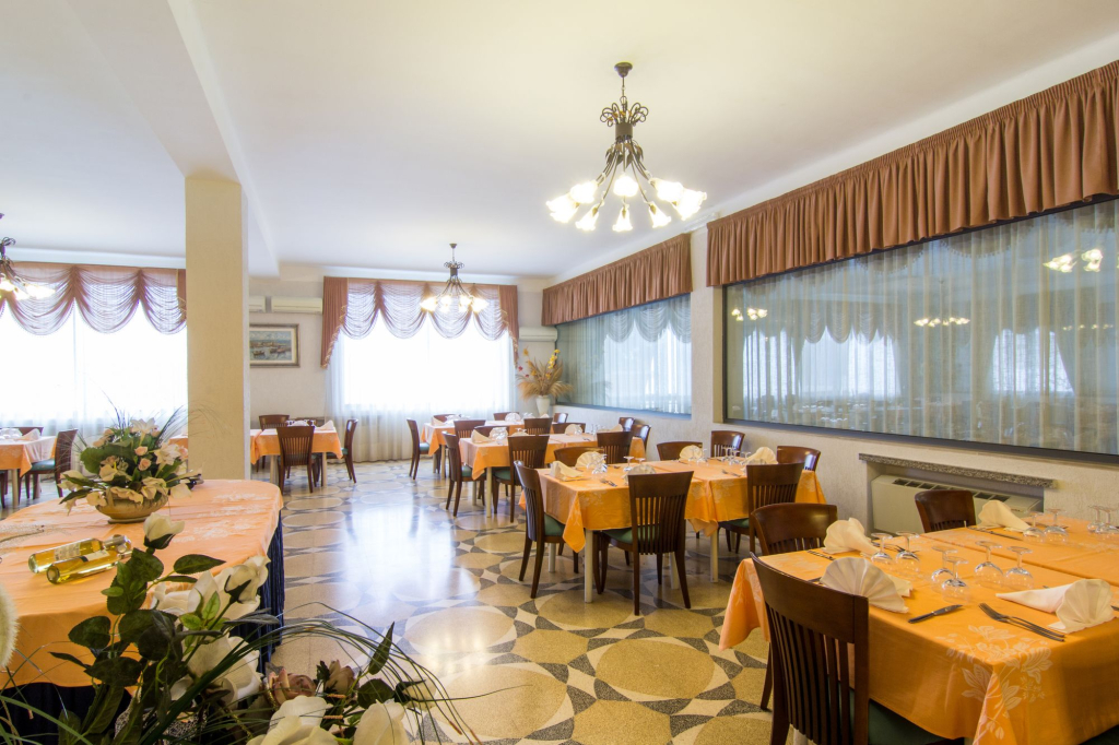 Racar Hotel
