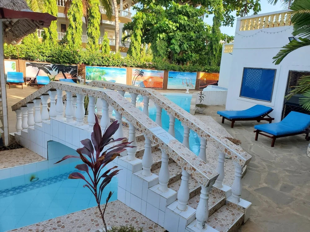 2 Bed House - Sleeps 4 - Pool - Garden - Parking