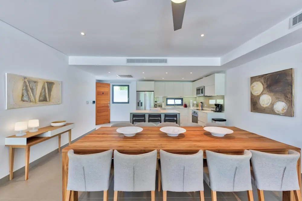 Contemporary Condo, Walk to Beach, Shops, Restaurants, AC, Free Wifi, Pool