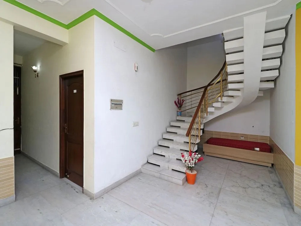 OYO 10071 Go Rooms Sector 45