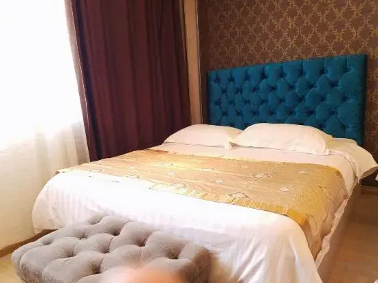 Platinum Apartment (Dalian Jinshitan Discovery Kingdom Light Rail Station)