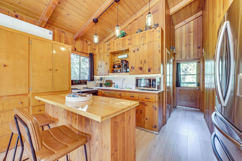 Peaceful Wooden Cabin, 2 Mi to Bass Lake!
