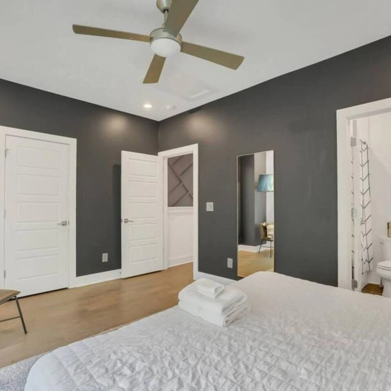 Spacious 4BR Minutes From Broadway- Sleeps 14
