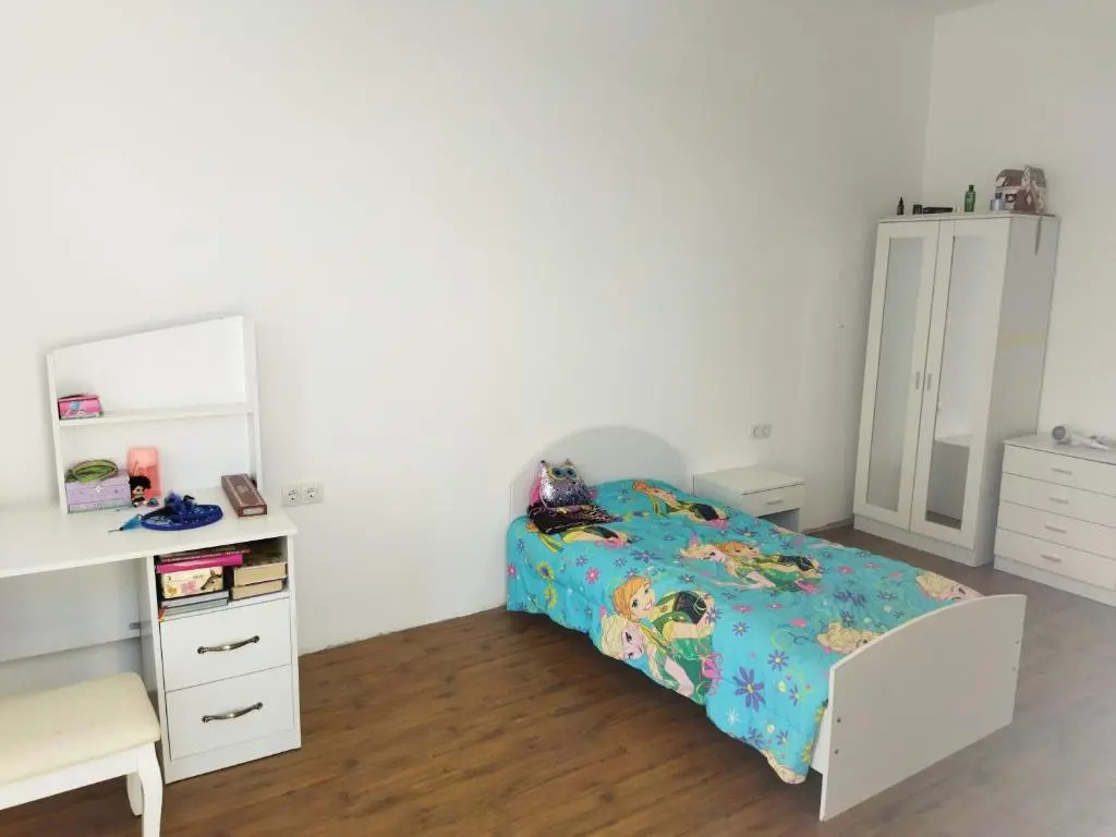 cheerful 5-bedroom home near lisi lake