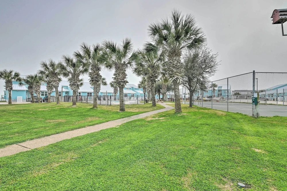 Beachy Rockport Condo w/ Pool & Fishing Pier!