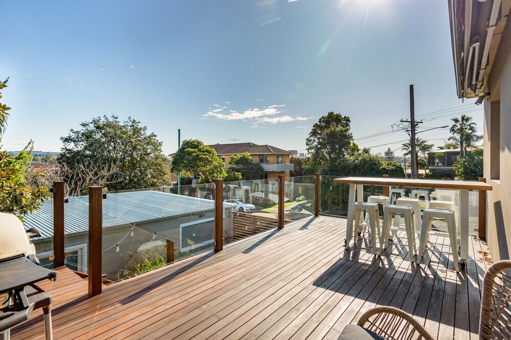 Idyllic 4-bed Home With Alfresco Area Near Beach