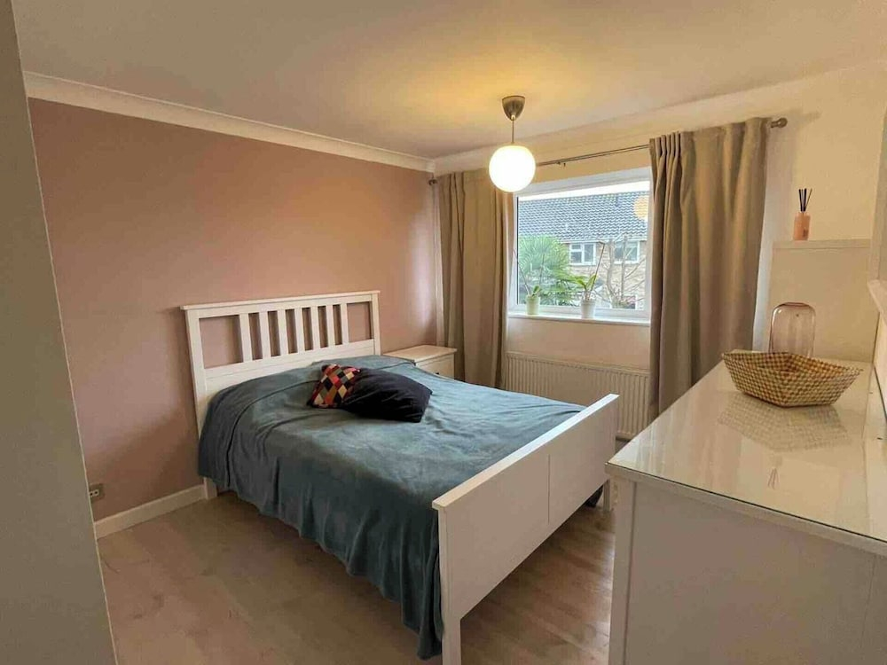 House - Sleeps 6 - Private Garden & Parking