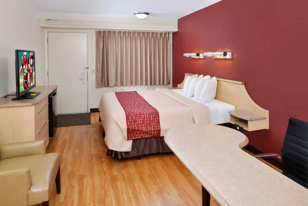 Super 8 by Wyndham Deerfield - Northbrook