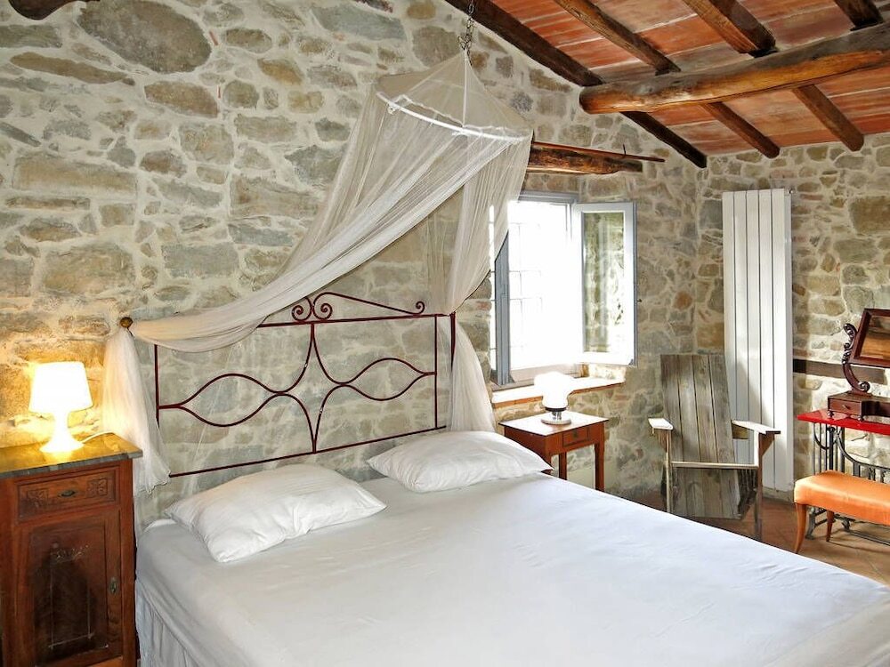 Stone house with exclusive garden and pool and private parking