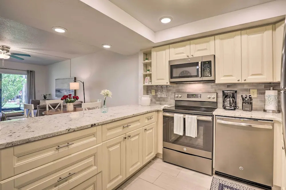 Walk to Crescent Beach: Condo w/ Pool Access