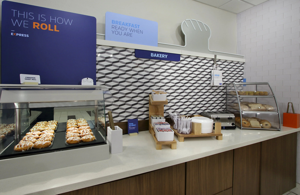 Holiday Inn Express & Suites Columbus North by IHG