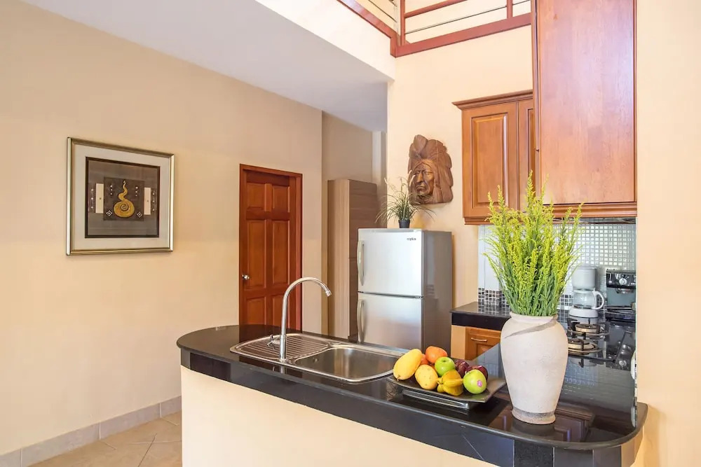 Beautiful 5BR Villa Felicity, Pool & Garden, near Naiharn