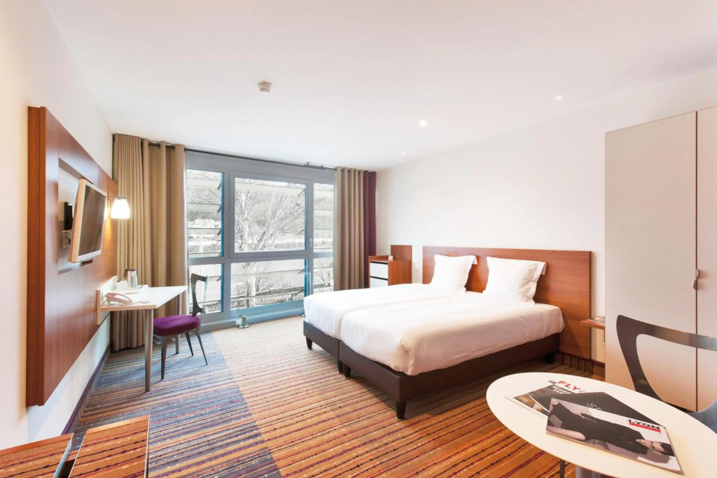 Отель Spark by Hilton Lyon Ouest