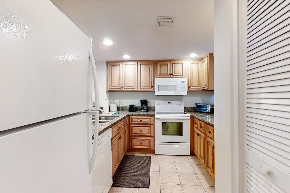Attractive Home Steps From Ocean With Pool, Central AC, Deck & Fast Wifi